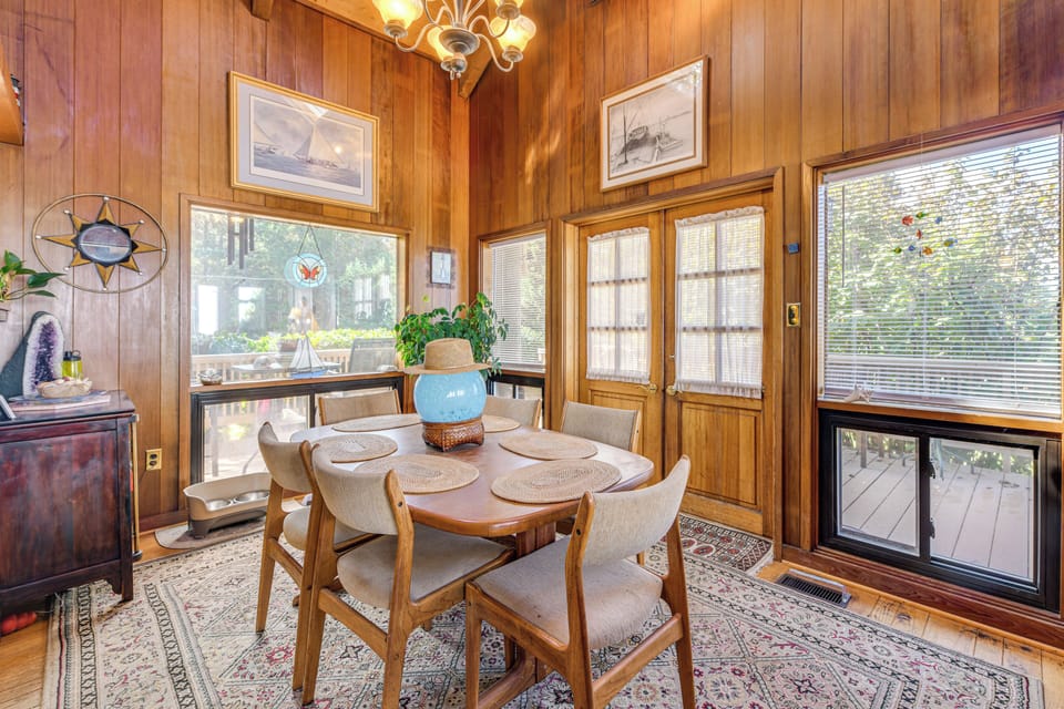 Dining Area | Dishware/Flatware Provided | 1st Floor
