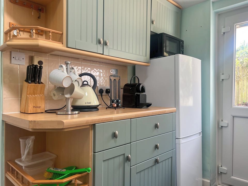 Kitchen | Gwenynen Fel Cottage, Burry Port