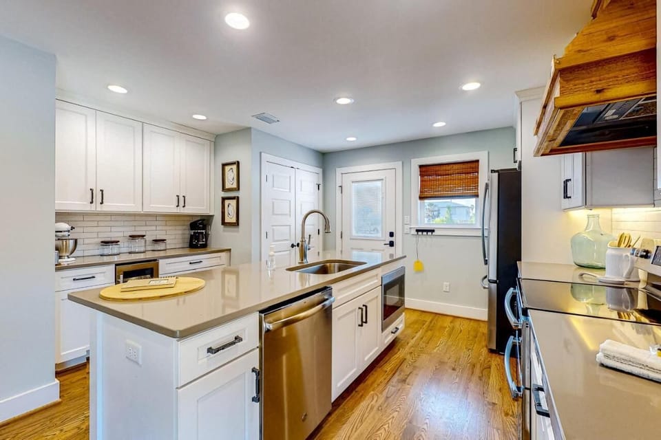 Modern kitchen w/quartz countertops