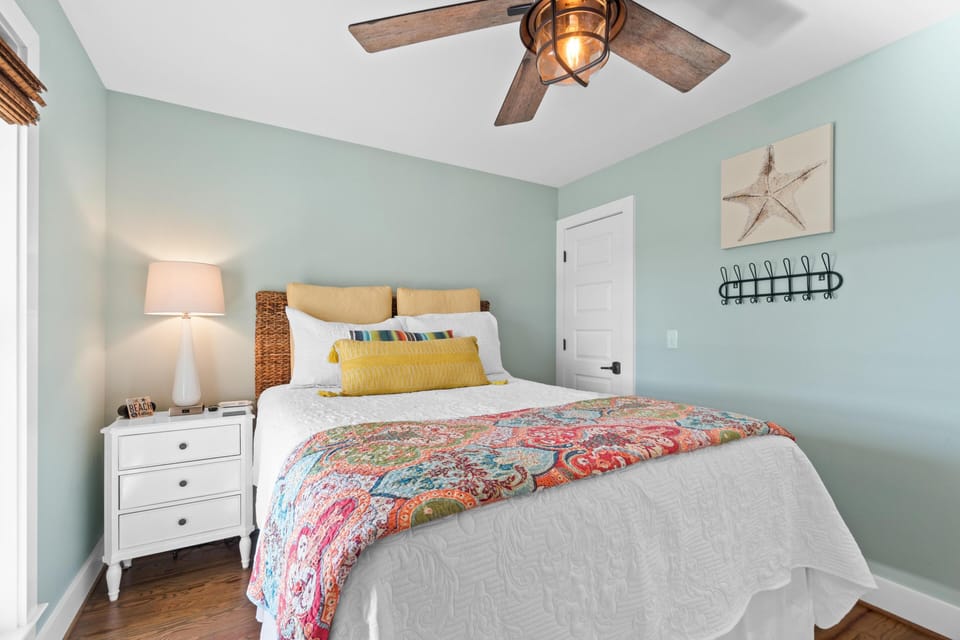 Guest Bedroom: Queen bed w/Smart TV/Charging Station