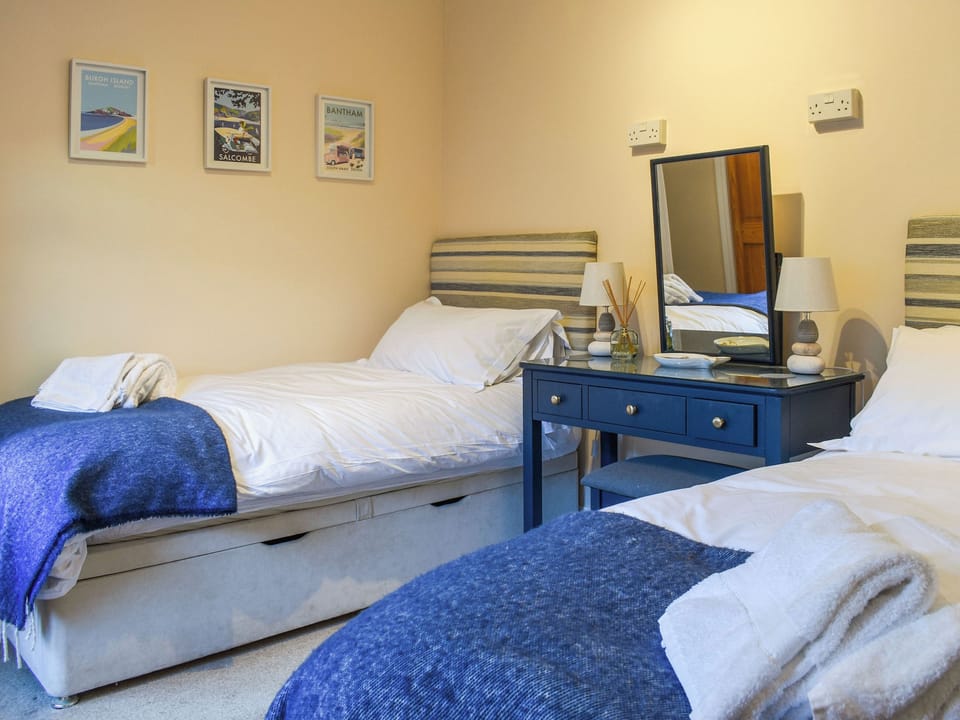 Twin bedroom | The Courtyard, Salcombe