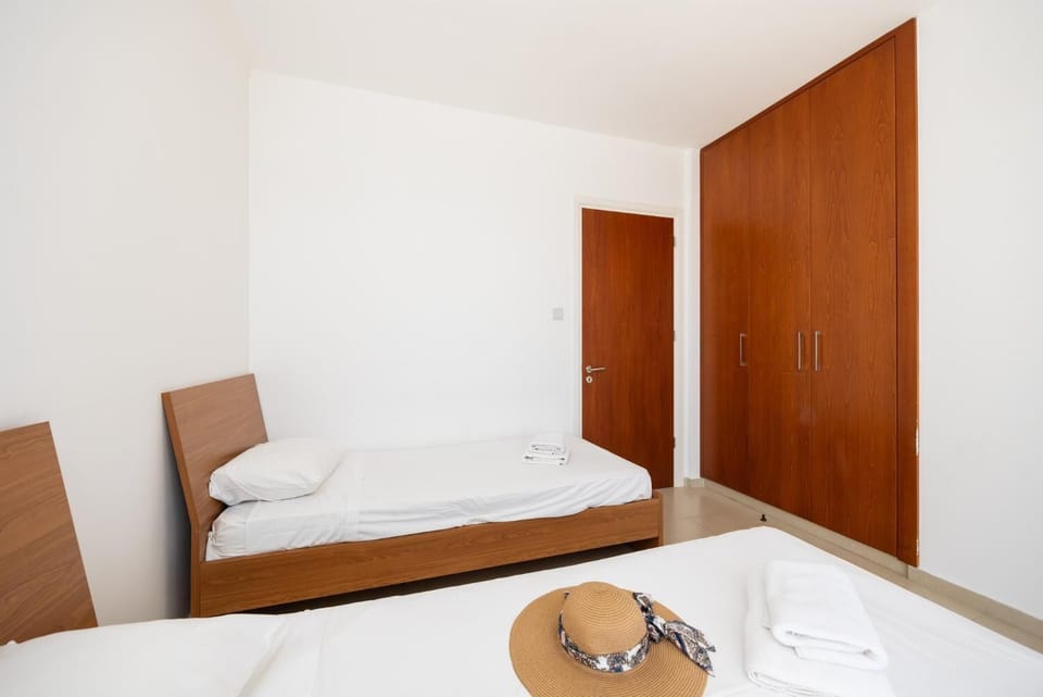 Twin bedroom with A/C