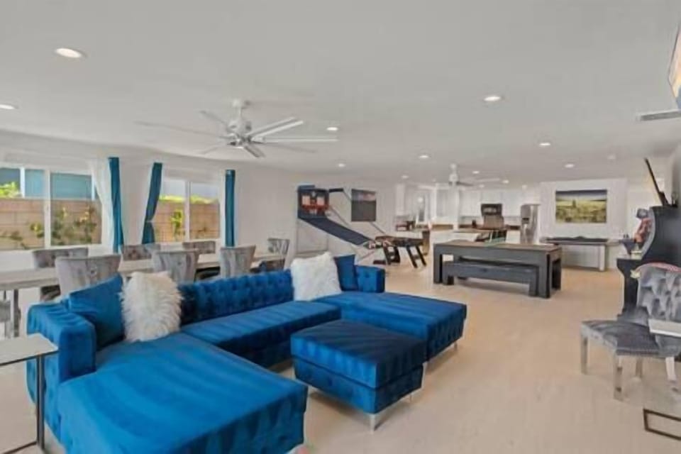 Lakefront Getaway: Pool, Spa & Game Room Fun (8)
