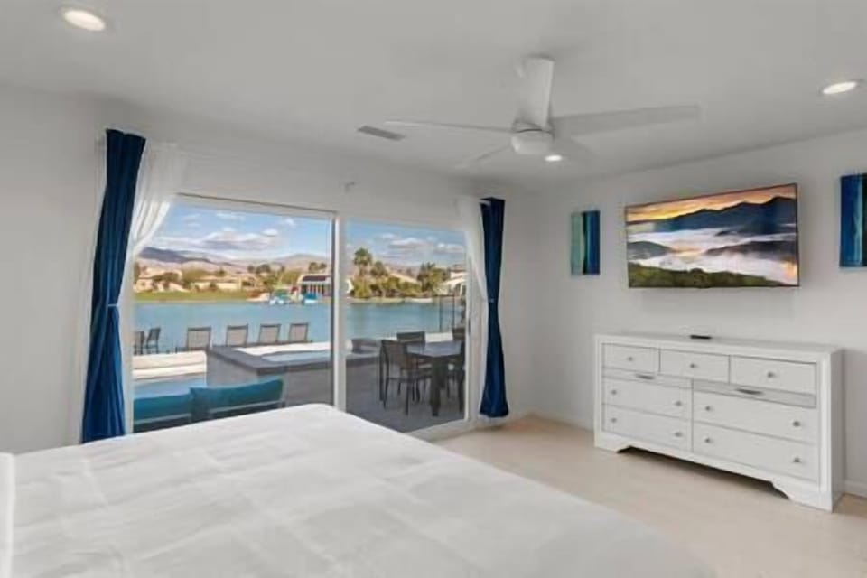 Lakefront Getaway: Pool, Spa & Game Room Fun (24)