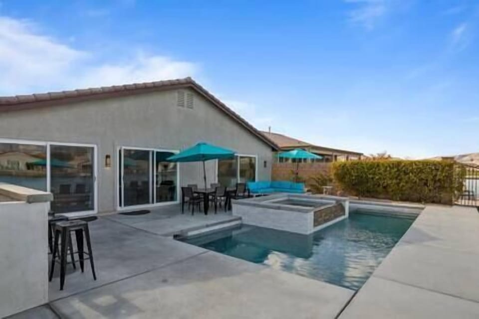 Lakefront Getaway: Pool, Spa & Game Room Fun (32)