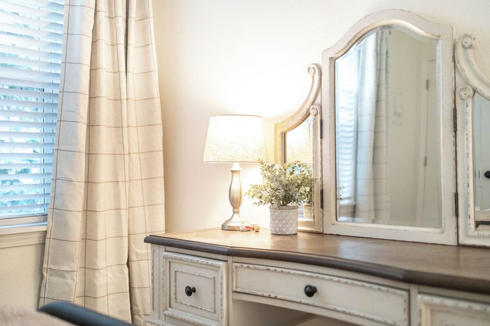 Guest Bedroom with Queen Bed 