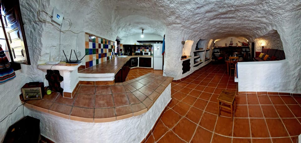 Cocina rústica y entrada Cascamorras