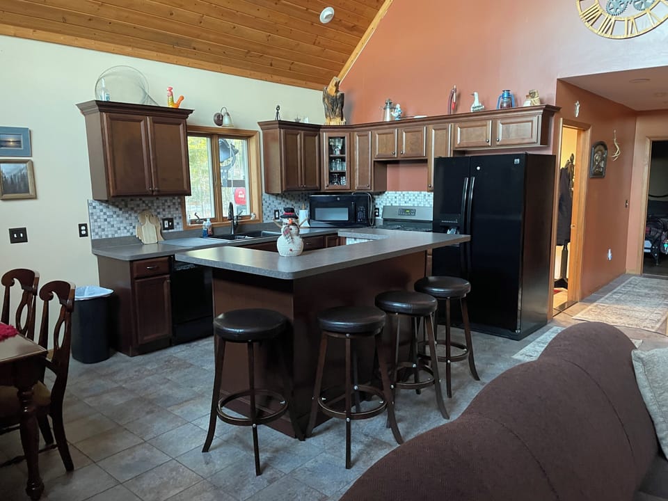 Kitchen area, with dining table 