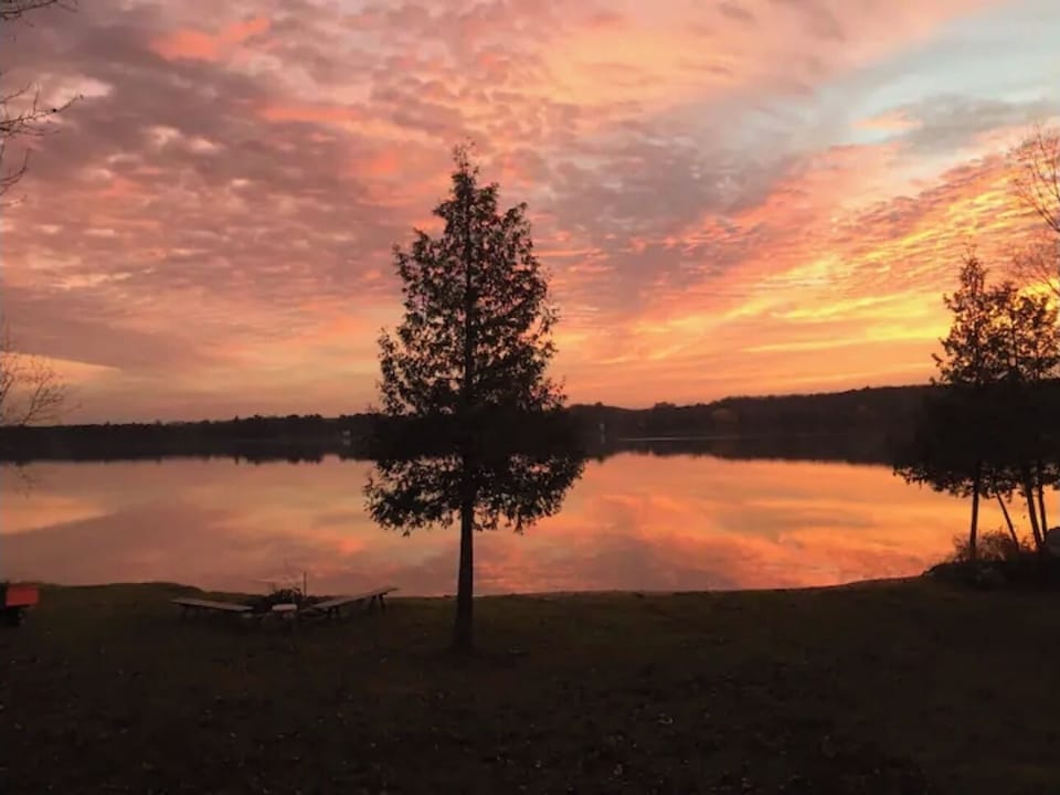 Evening sunset view over Munro Lake