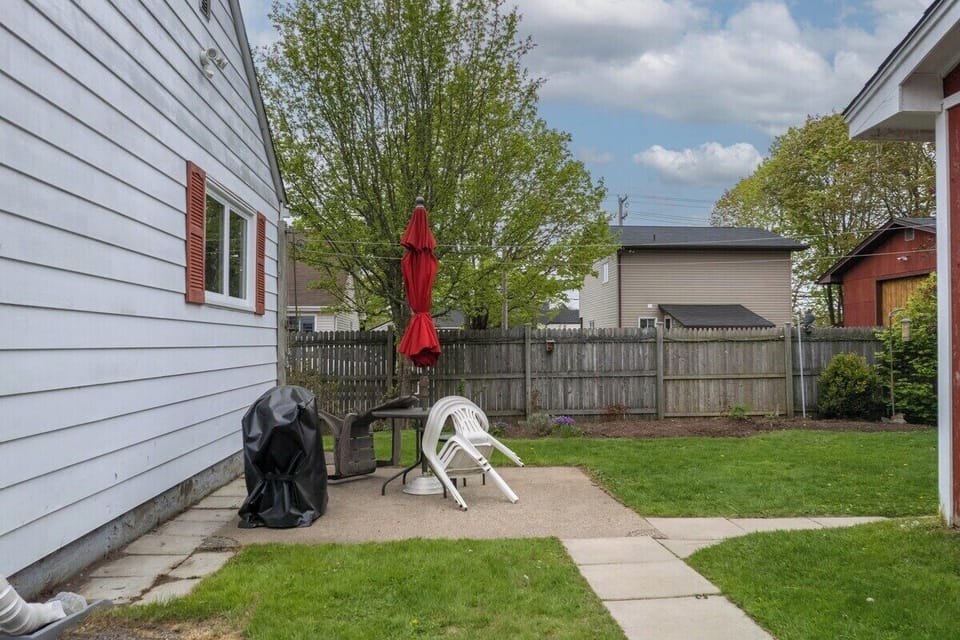Back Yard, complete with BBQ, table, chairs & umbrella.