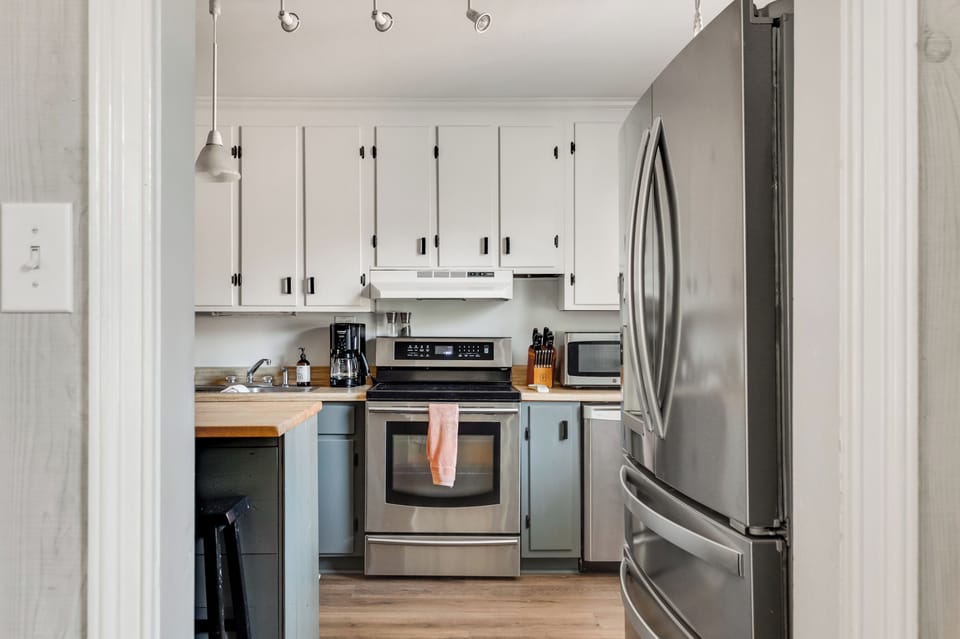 Kitchen: Stylish appliances and ample prep space, perfect for culinary adventures!