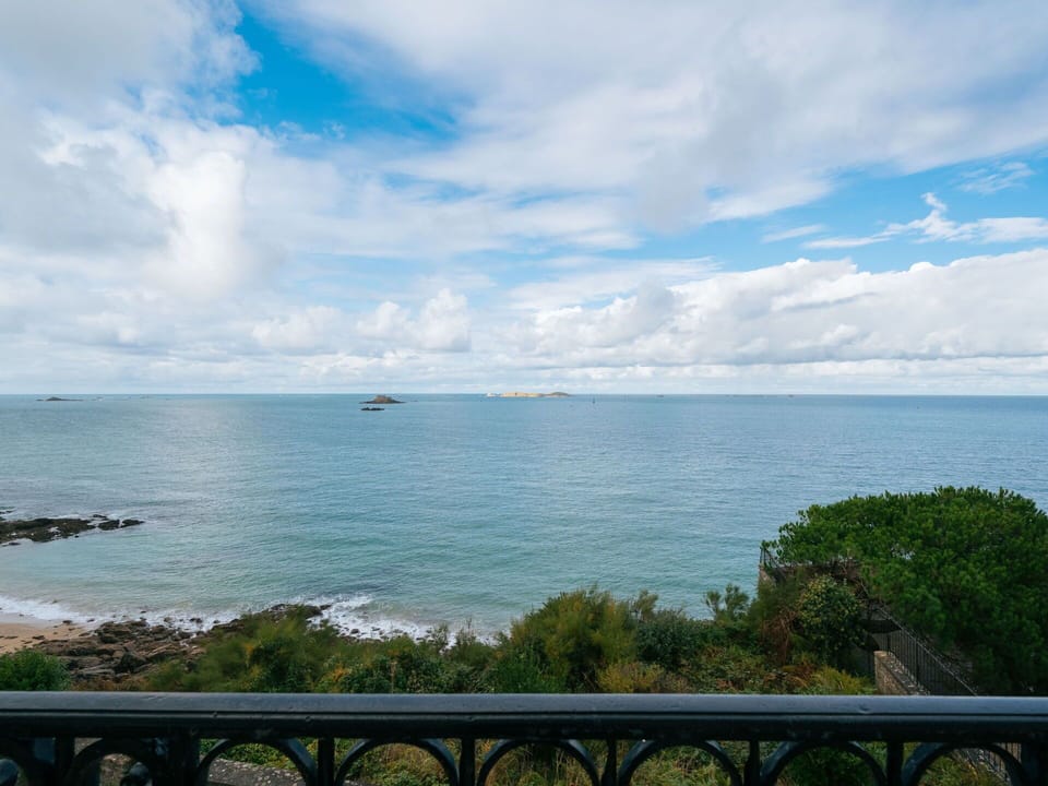 Cloud, Water, Sky, Water Resources, Plant, Blue, Azure, Coastal And Oceanic Landforms, Natural Landscape, Tree