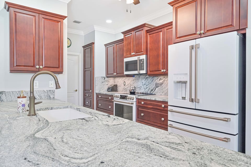 CC9251 - Fully equipped kitchen with island