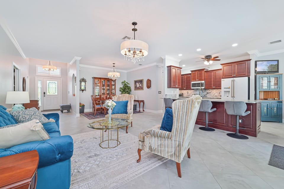 CC9251 - Living with sliding doors opening up to the screened in patio and pool area