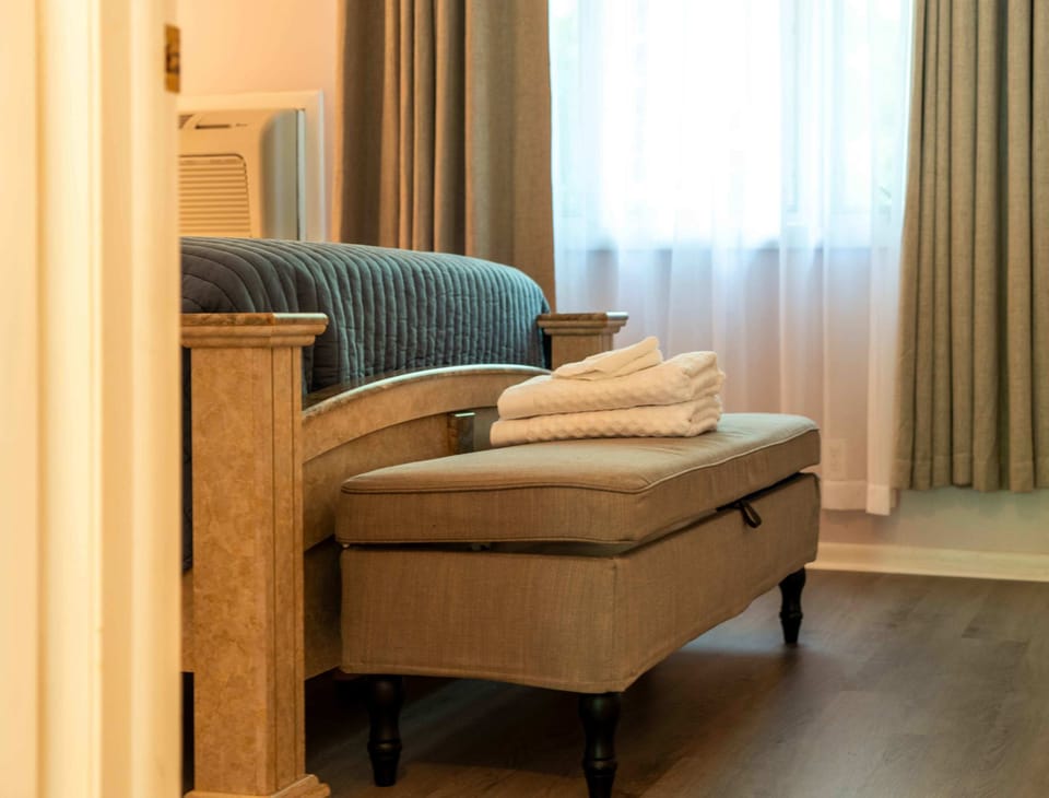Bedroom 2 with Queen bed