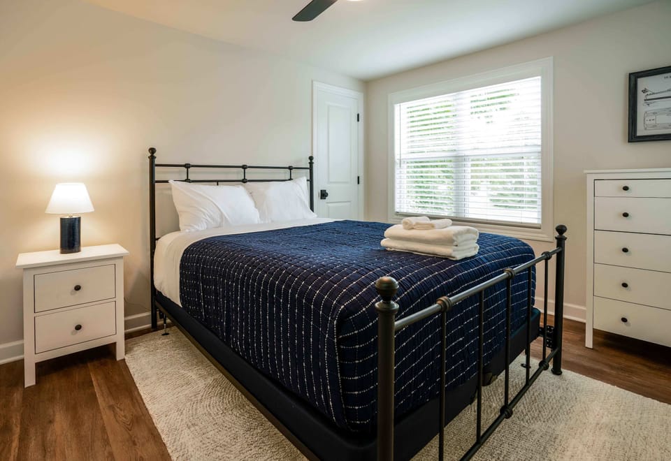 Bedroom 2 with Queen bed - 2nd floor