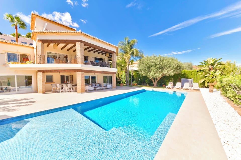 Huge 14m x 4m pool with shallow end