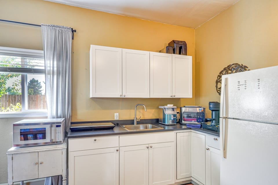 Kitchenette | Ice Maker | Air Fryer | Hot Plate