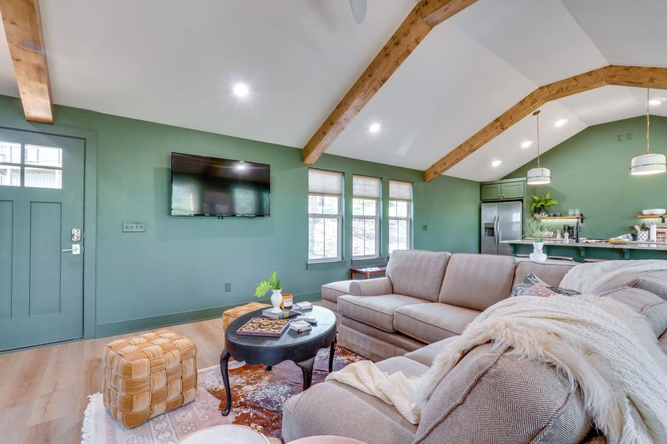 Living Room | Free WiFi | Smart TV