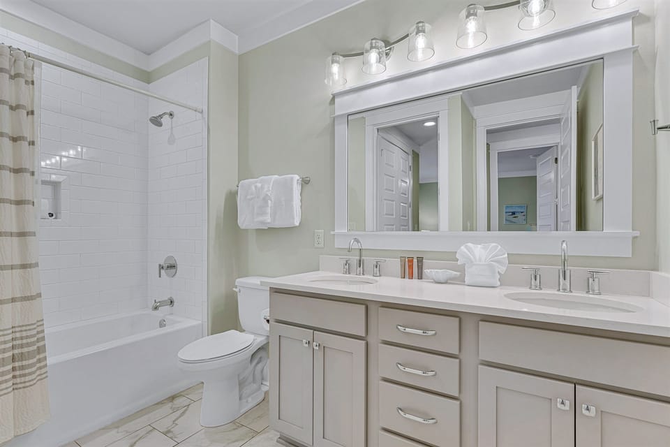 1st Floor - Queen Suite with ensuite bathroom