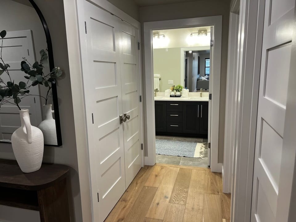 2 Bathroom (Double Vanity)