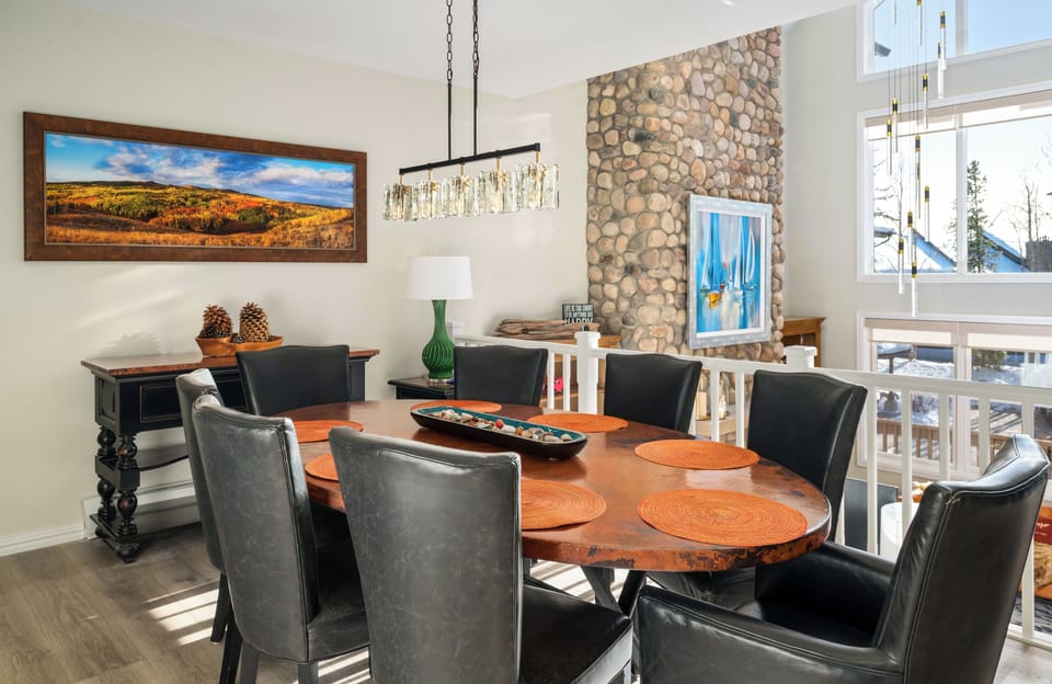 Dinning Room over into Lounge