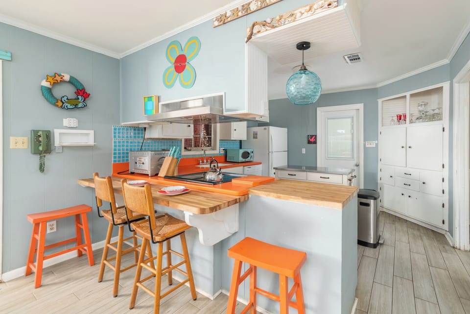 Bar at Kitchen Counter - Kitchen counter bar with 4 bar stools