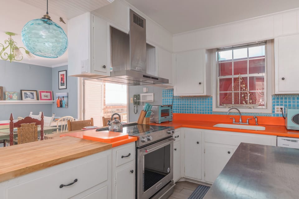 Fully equipped kitchen - Kitchen with Stove with hood, refrigerator, microwave and island.