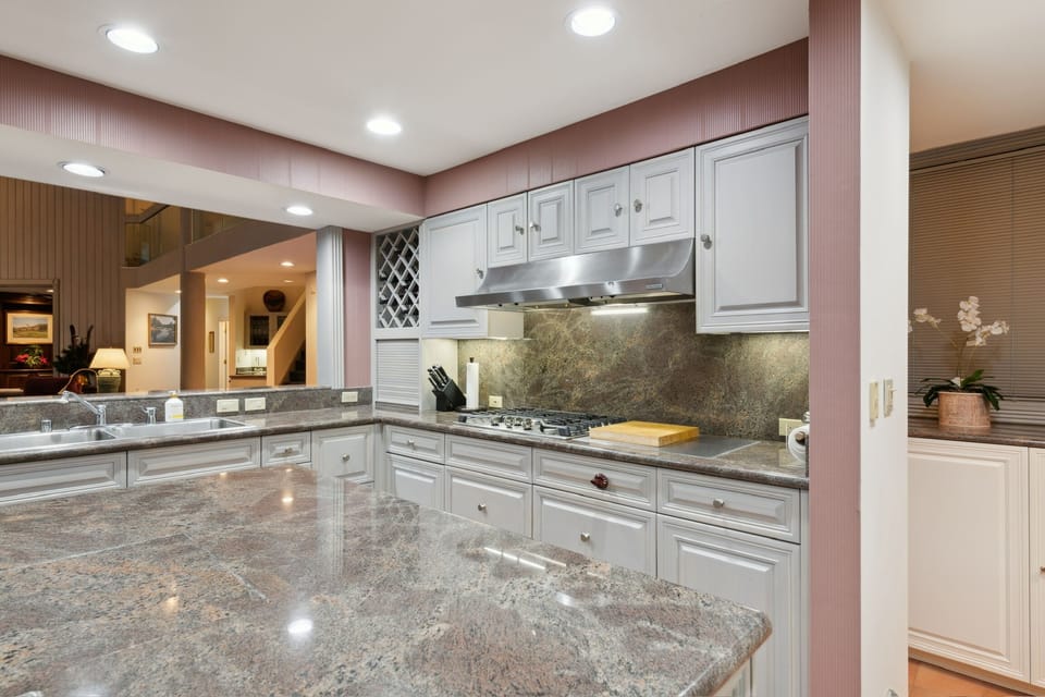 Gas cooktop with child safety lock