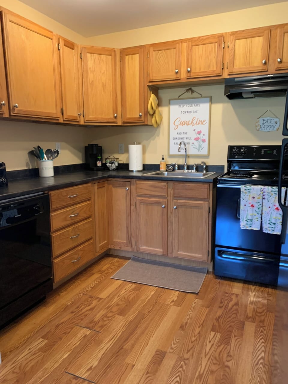 Fully furnished kitchen - make dinner, or bake some cookies!
