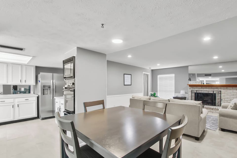 Dining area #2 - Seats 4 