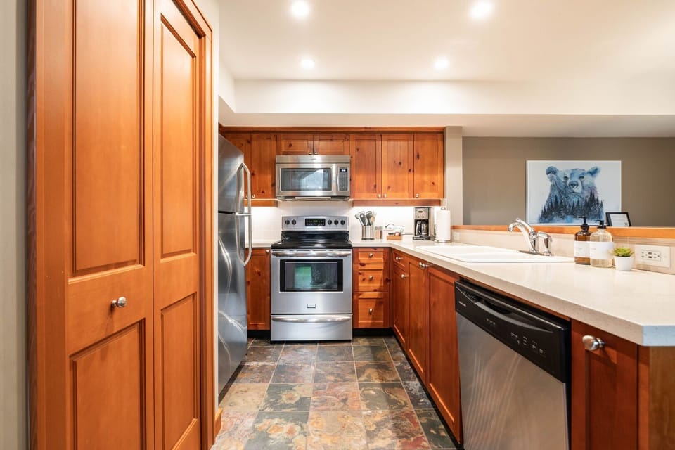 Full kitchen: High-end appliances