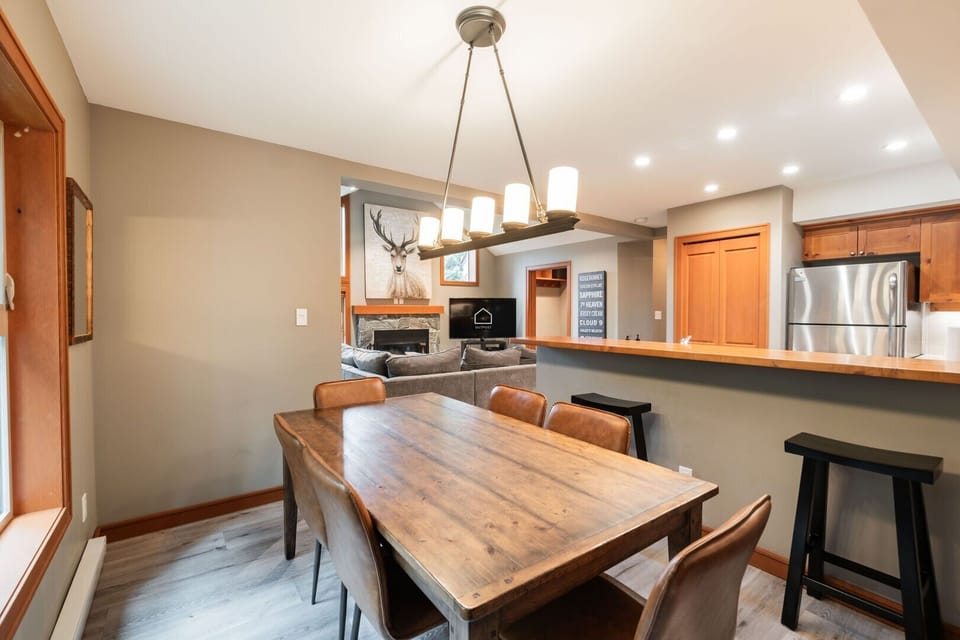 Dining area: Breakfast bar