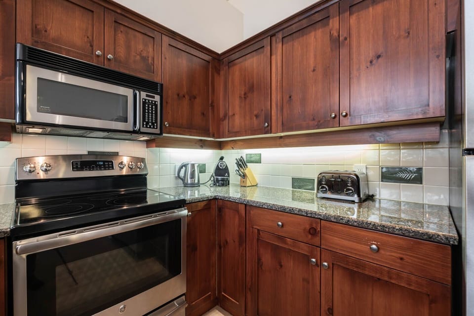 Full kitchen: High-end appliances