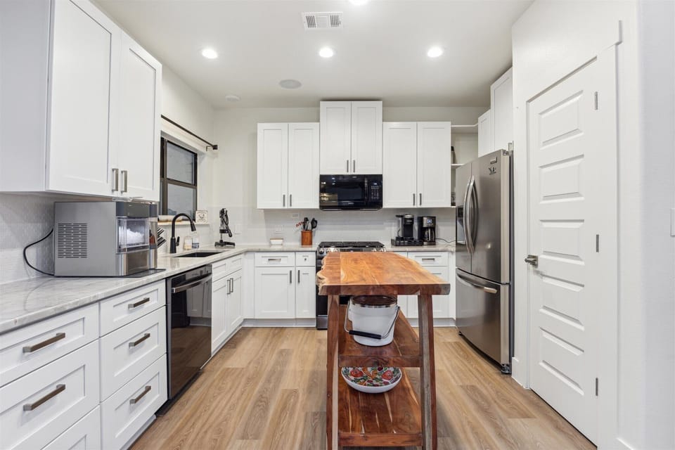 All Appliances & Kitchenware Provided