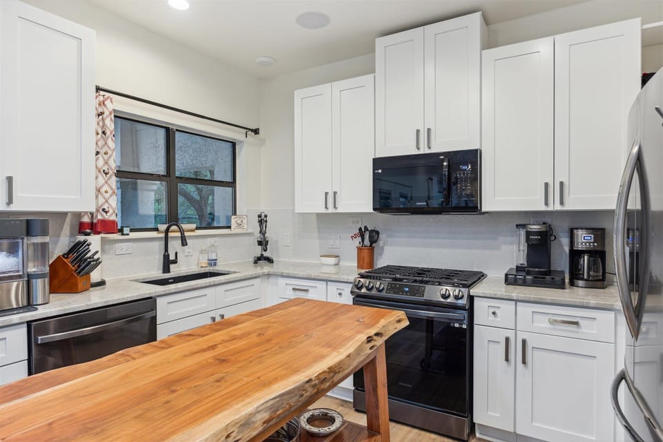 Fully Equipped Kitchen with Gas Cooktop