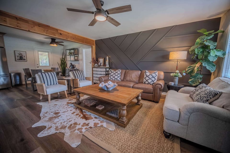 Parkside Place~ Minutes to Downtown Acworth & Kennesaw | 10 minutes to Lake Point Sports Complex | Fenced Yard | Patio 