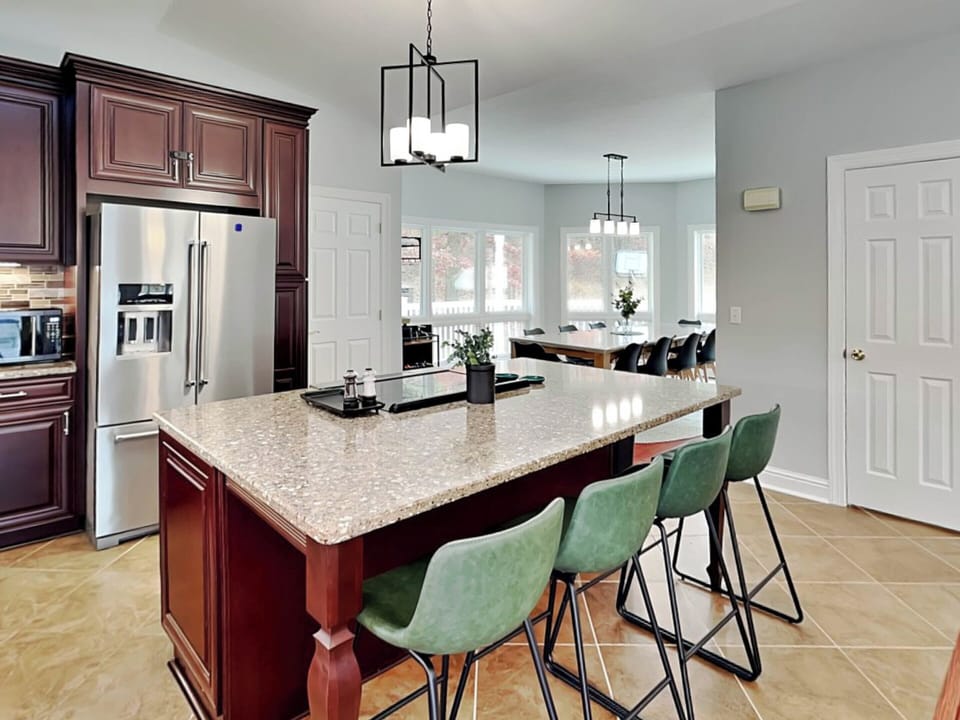 Breakfast Bar - Seating for 4