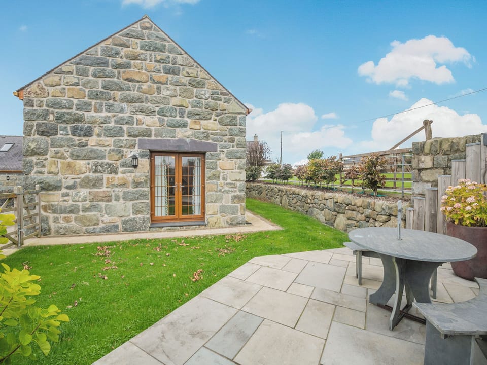Sitting-out-area | Deri - Parc Wernol Cottages, Chwilog, near Pwllheli