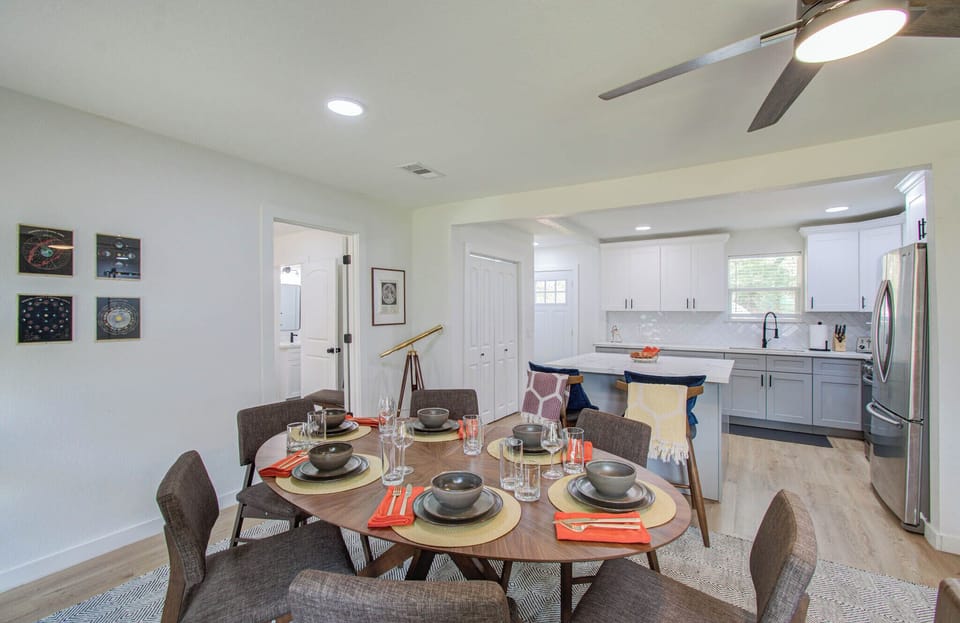 Dining area for 6 seats with table setup