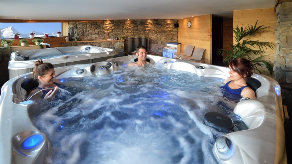 Indoor spa tub