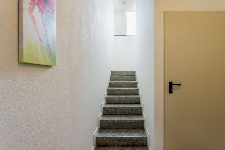 Main Entrance, Room Detail