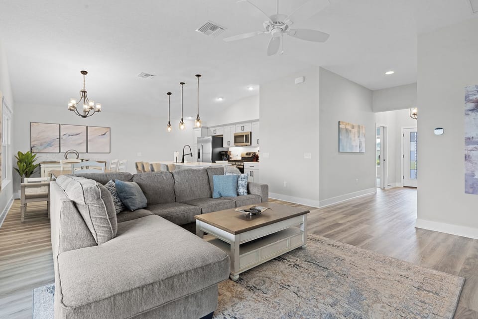 Living room 5 with view of front entrance