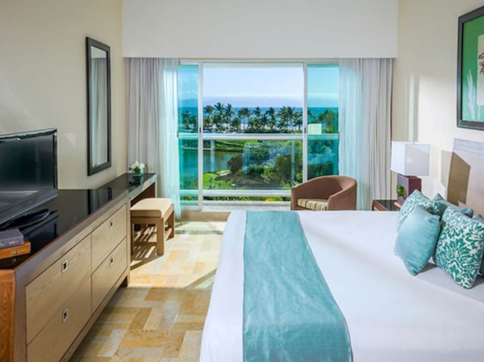 King sized Bedroom That Sleeps 2