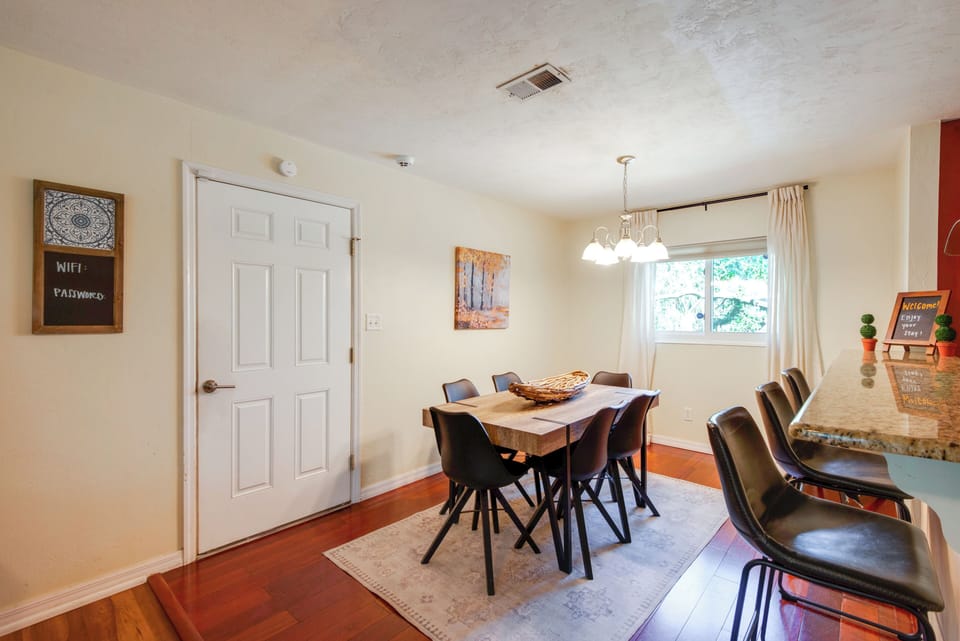 Dining Area | Dishware/Flatware Provided