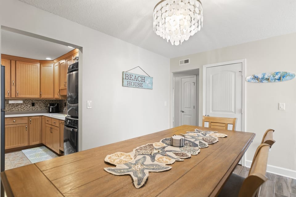 Dining room with seating for the whole group and warm ambient lighting