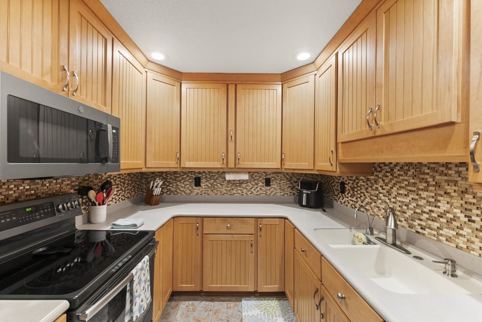 U shaped kitchen fully equipped for easy meal prep during your stay