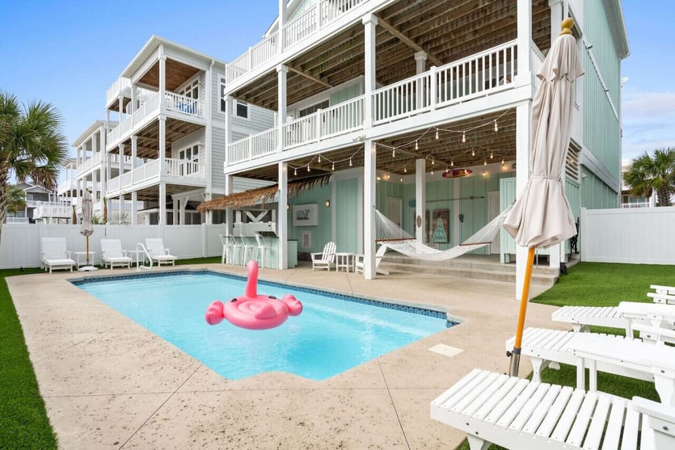 Pool and tiki bar