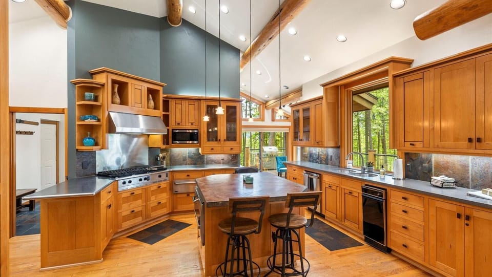 The Mountain Shadow Lodge (7615)