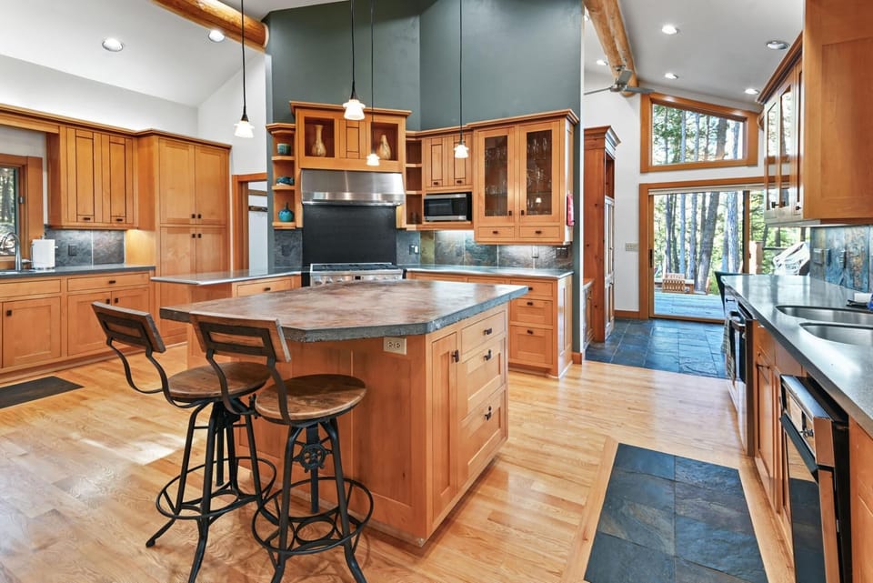 The Mountain Shadow Lodge (9880)